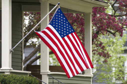 Tennessee neighbors fly US flag for ex-cop with Parkinson’s thanks to Nextdoor app