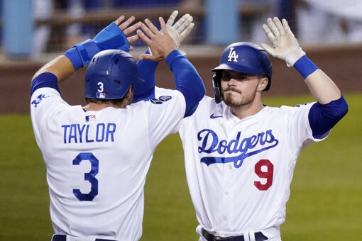 Lux’s 3-run homer in 8th rallies Dodgers past Mariners 6-4