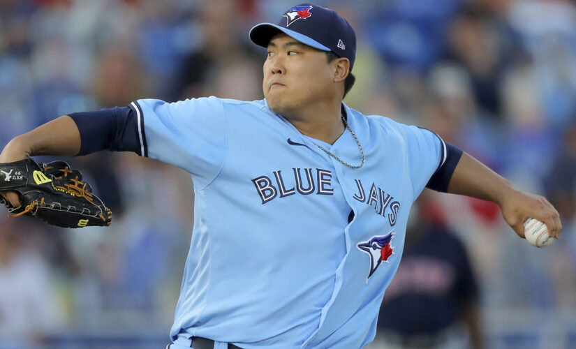 Ryu pitches 7 masterful innings, Blue Jays beat Red Sox 8-0