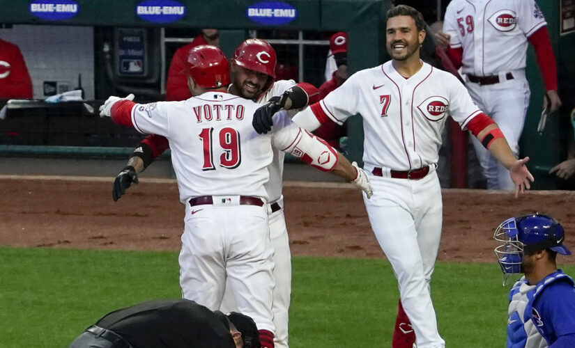 Votto hits 300th homer, adds 2 doubles as Reds beat Cubs 8-6