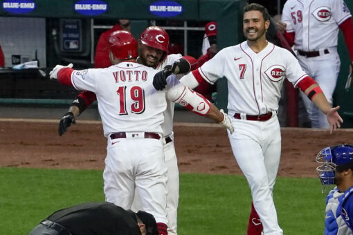 Votto hits 300th homer, adds 2 doubles as Reds beat Cubs 8-6