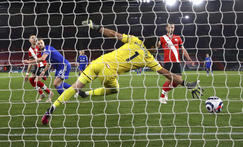Leicester rallies for 1-1 with 10-man Southampton in EPL