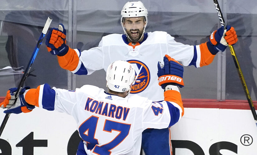 Islanders stun Pens 3-2 in double OT, take 3-2 series lead