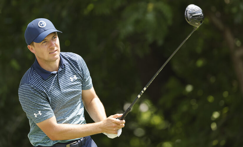 Spieth solo lead at Colonial; PGA champ Mickelson misses cut