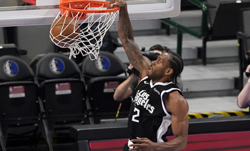 Stars carry Clippers at Mavs again, 106-81 rout evens series