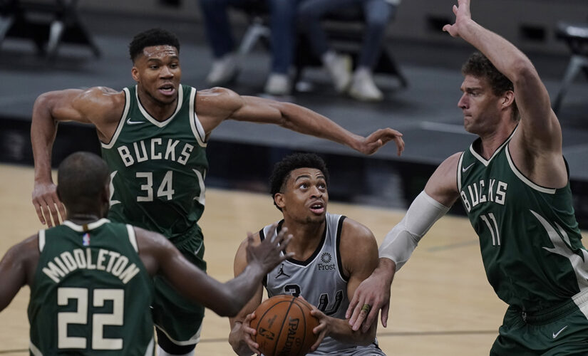 Spurs’ record-setting 1st half ends Bucks’ streak, 146-125