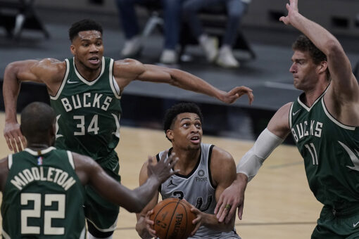 Spurs’ record-setting 1st half ends Bucks’ streak, 146-125