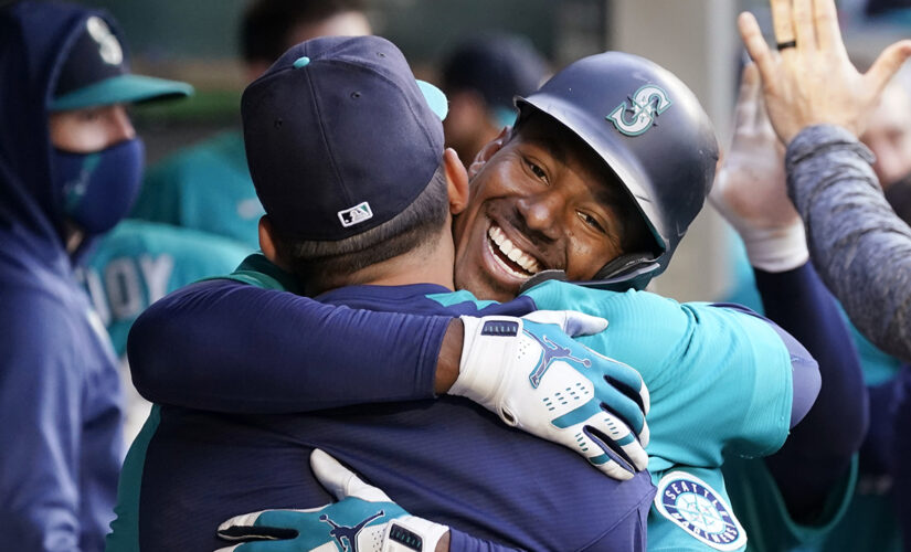 Lewis homers, M’s hand Rangers 10th straight road loss 3-2