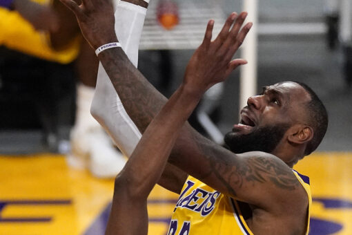 LeBron James hits go-ahead shot, records triple-double in play-in tournament victory over Warriors
