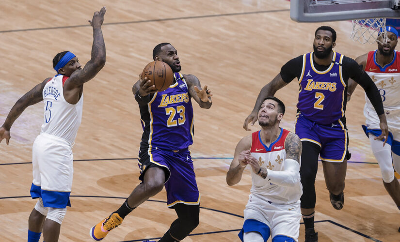 James scores 25, tweaks ankle as Lakers top Pelicans 110-98