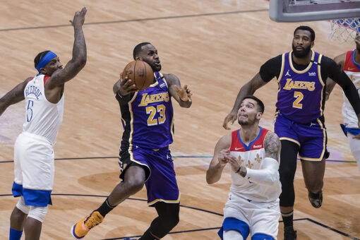 James scores 25, tweaks ankle as Lakers top Pelicans 110-98