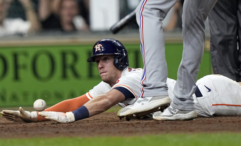 Straw scores on wild pitch in 11th, Astros beat Rangers 4-3