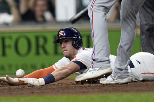 Straw scores on wild pitch in 11th, Astros beat Rangers 4-3