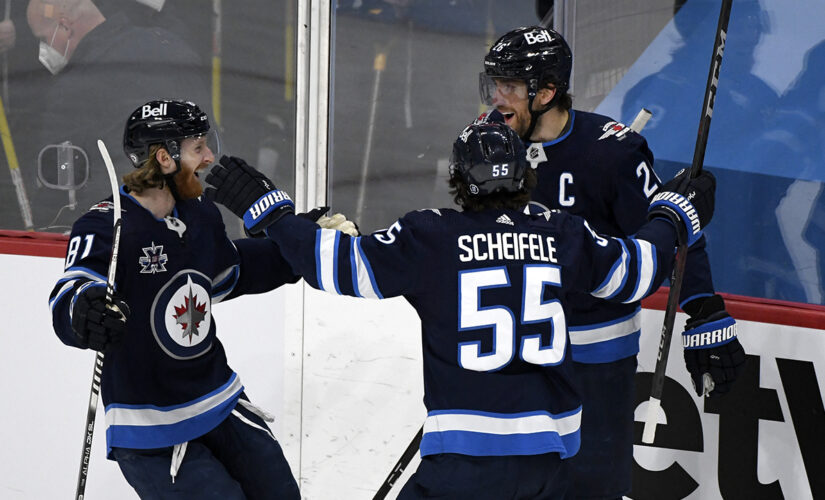 Wheeler helps Jets beat Canucks, clinch 3rd place in North