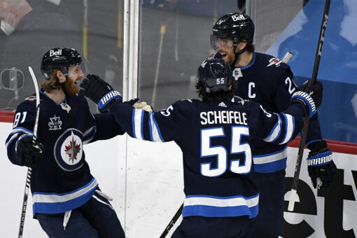 Wheeler helps Jets beat Canucks, clinch 3rd place in North
