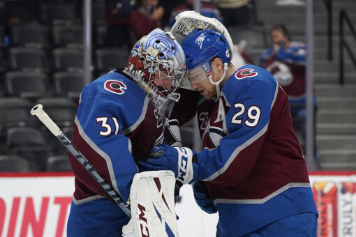 MacKinnon records hat trick, Avs beat Blues 6-3 in Game 2