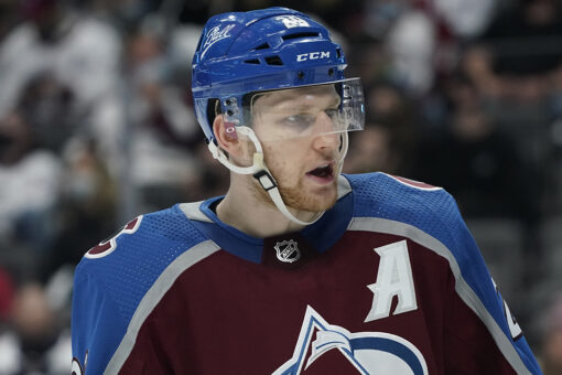 MacKinnon, Grubauer lift Avs to 4-1 win over Blues in Game 1