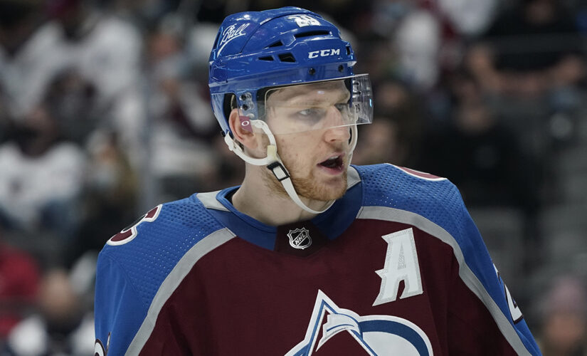 MacKinnon, Grubauer lift Avs to 4-1 win over Blues in Game 1