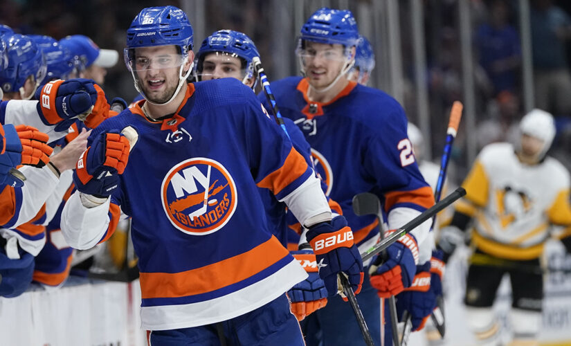 Islanders forward Oliver Wahlstrom’s head snaps back awkwardly, suffers apparent leg injury on hit