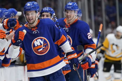 Islanders forward Oliver Wahlstrom’s head snaps back awkwardly, suffers apparent leg injury on hit