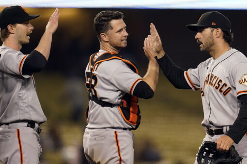 Tauchman robs Pujols of winning HR, Giants top Dodgers in 10