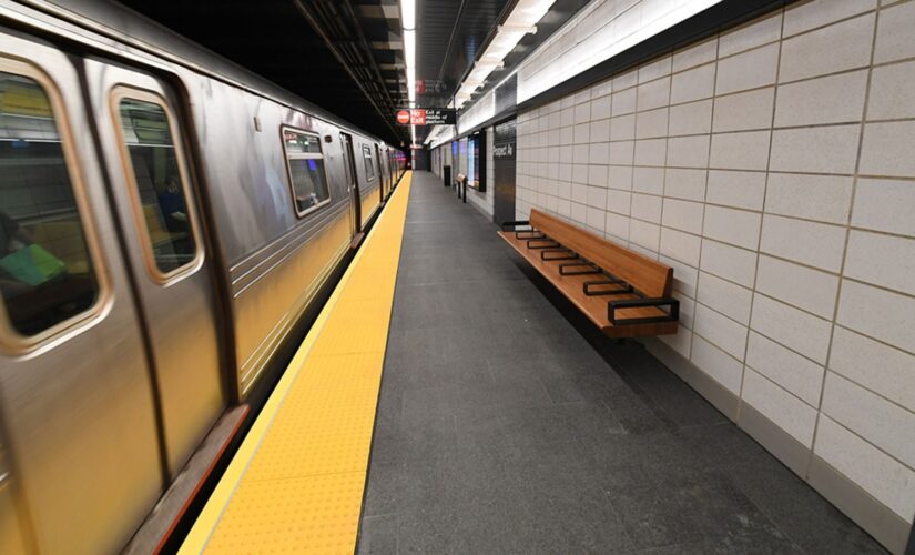 Man sucker-punched by stranger in NYC subway station