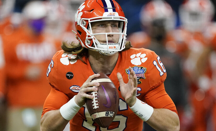 Trevor Lawrence calls audible on NFL Network reporter’s play call