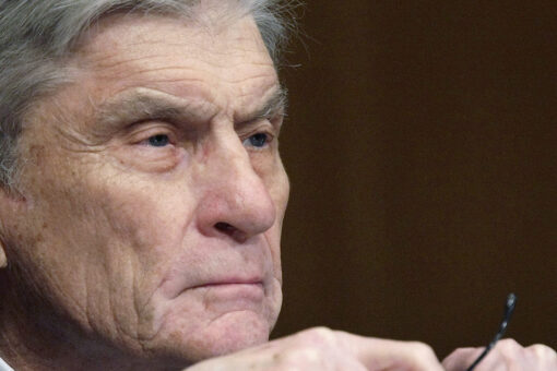 Former Sen. John Warner dead at 94, married Elizabeth Taylor