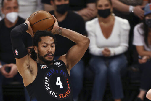 Rose, Randle rally Knicks past Hawks to tie series at 1-1