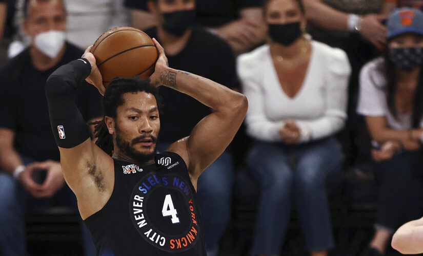 Rose, Randle rally Knicks past Hawks to tie series at 1-1