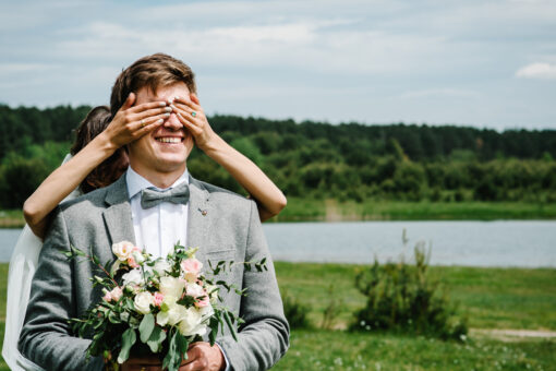 Best man pranks groom, pretends to be bride during first look, viral video shows