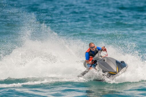 Off-duty New York firefighter uses Jet Ski to douse burning boat