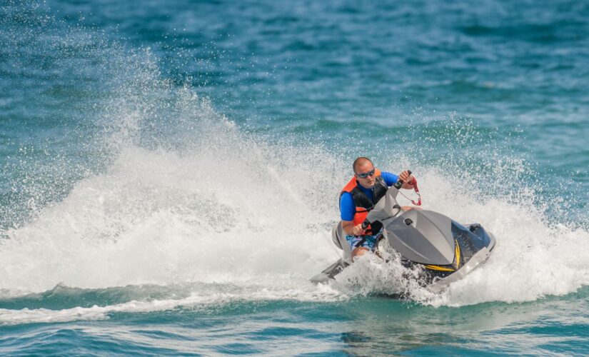 Off-duty New York firefighter uses Jet Ski to douse burning boat