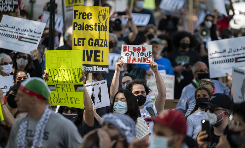 Worshipers at synagogue threatened by men screaming anti-Semitic slurs