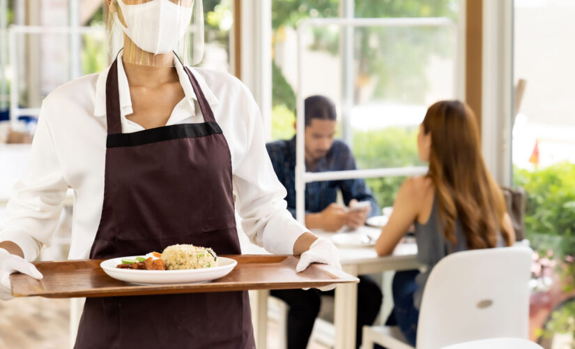 Florida waitress hits the jackpot, gets $800 tip from random diner