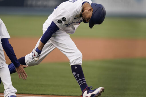 Betts, Muncy early HRs propel Bauer, Dodgers over Giants 3-2
