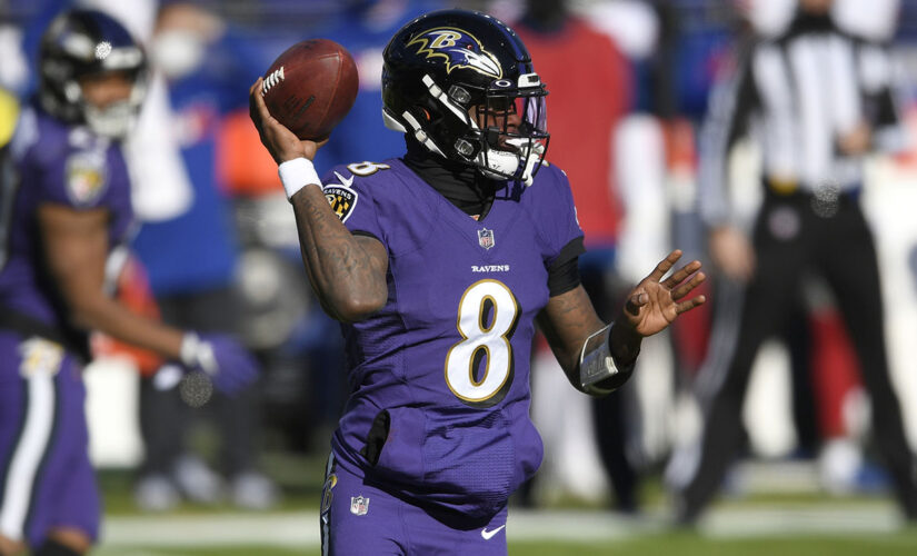 Ravens’ Lamar Jackson negotiating extension with mom’s help, NFL insider says