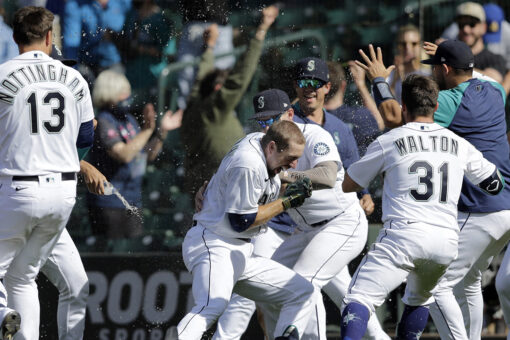 Mariners rally past A’s in 10th, improve to 5-0 in extras