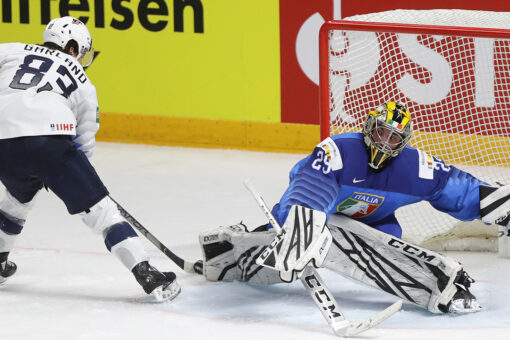 US wins group at world hockey, Canada reaches quarterfinals