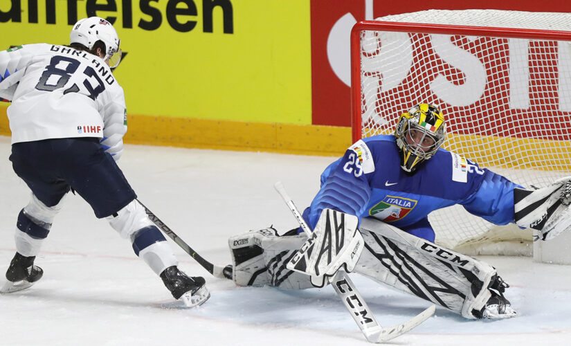 US wins group at world hockey, Canada reaches quarterfinals