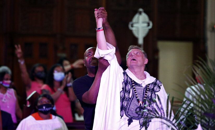Chicago priest cleared of sex abuse allegations holds first Mass since reinstatement