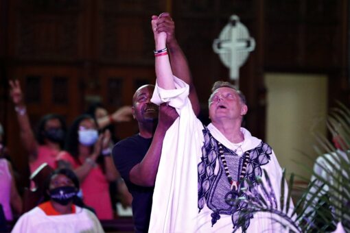 Chicago priest cleared of sex abuse allegations holds first Mass since reinstatement