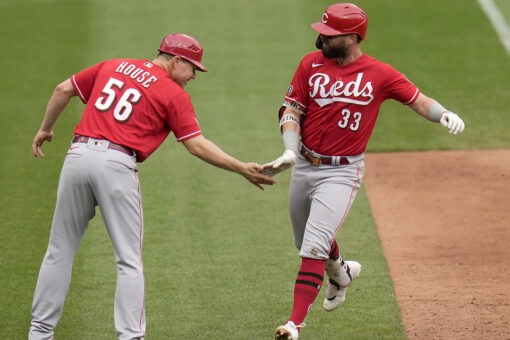 Winker’s 3 homers lift Reds over Cards 8-7 for 4-game sweep