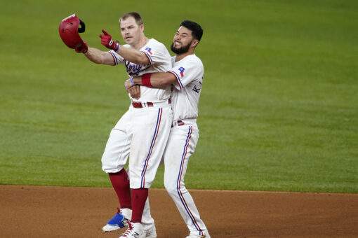 Holt walk-off hit for Rangers in 4-3 win over Giants in 11