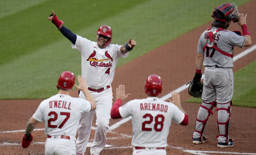 Cards stop 6-game skid, beat Indians behind Wainwright