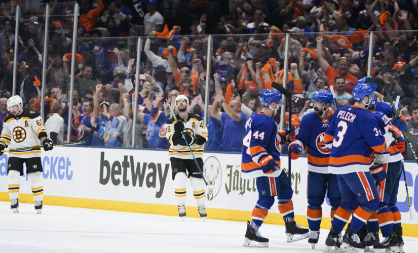 Islanders eliminate Bruins, return to Stanley Cup semifinals