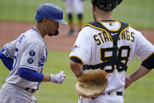 Betts homers, Urias picks up 9th win as Dodgers top Pirates