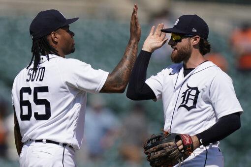 Tigers rally early behind Schoop, beat Mariners 8-3