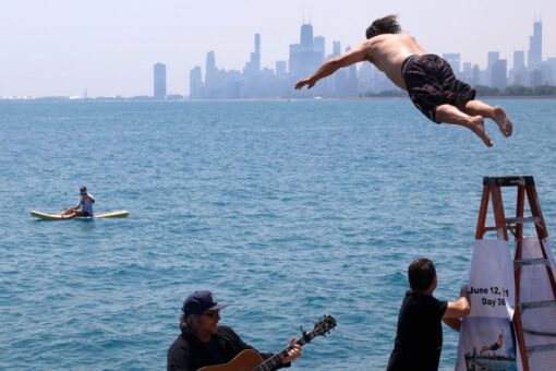 Chicago man jumps into Lake Michigan for 365th straight day