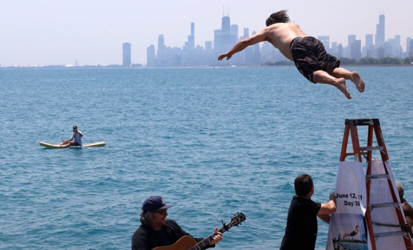 Chicago man jumps into Lake Michigan for 365th straight day